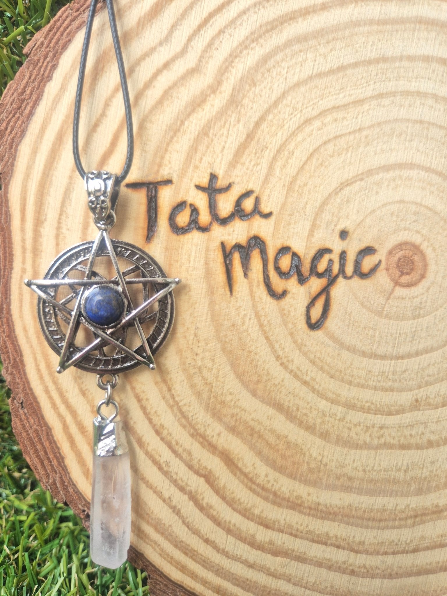 Colgante de Metal con Pentáculo y Cuarzo Maestro colgando - Protección y Energía Tienda esotérica Málaga - La Tienda de Tata Magic: tienda Esotérica en Málaga